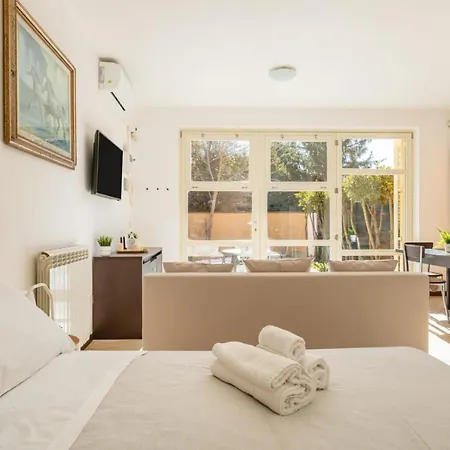 Apartmán { White Garden } -comfort, Parking & Wi-fi- *