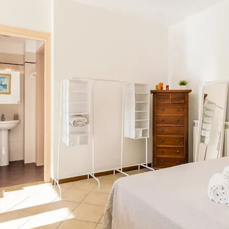 Appartamento { White Garden } -comfort, Parking & Wi-fi- Lucca